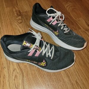 Womens size 10. NIKE DOWNSHIFTER 9 SE Floral Swoosh Black Lotus Pink